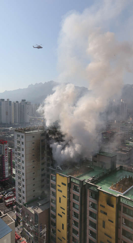 10일 오전 경기도 의정부시 의정부동의 한 아파트에서 불이 나 연기가 피어오르고 있다.